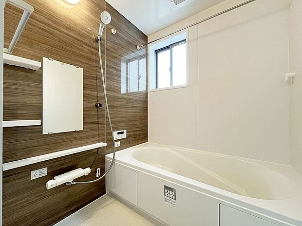 ゆったりと脚を延ばして、1日の疲れを癒せます。窓があるのでこまめに湿気を換気ができます。