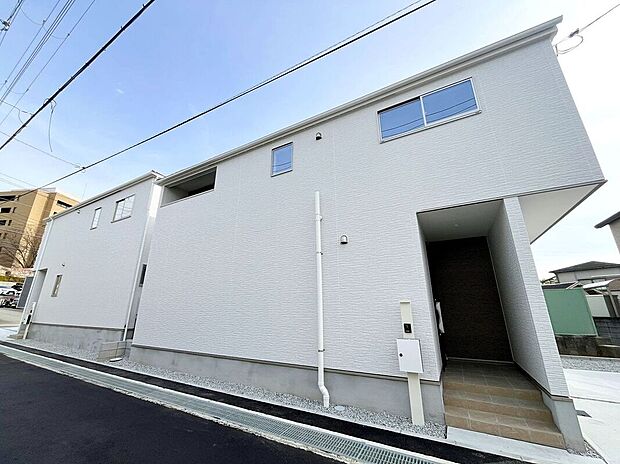 外観は周囲の街並みに美しく調和するシンプルなデザインです