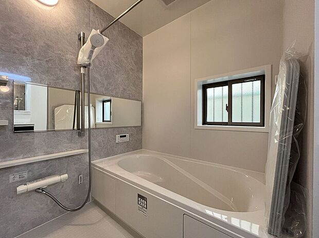 保温効果のある浴槽を採用しており、温かいお湯が長続き!1坪以上の広々とした空間なので、親子入浴や半身浴などに向いた浴室です!