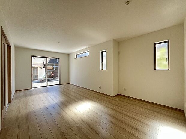 ナチュラルな色合いとはっきりとした木目で、木の温もりを感じながら過ごせる広々としたリビングです。お好きなインテリアでお気に入りの空間を作り出せますね。