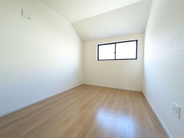 【室内】洋室は、家族の団らんや趣味の時間を楽しむのに最適な広さです。快適な居住空間を提供します。