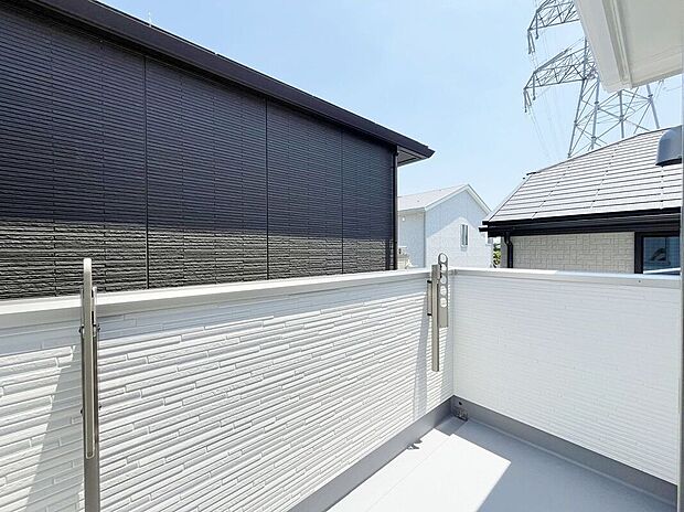 【バルコニー】日当たりの良いバルコニーは、お洗濯が多いときも安心!たくさん干してもカラっと乾きそうです!