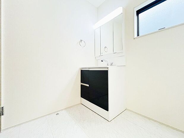 【洗面】曇り止めヒーター付きのミラーキャビネットを採用しております。ミラーの内側がすべて収納スペースになっているので、スタイリング剤や歯ブラシなどの収納に便利ですね。