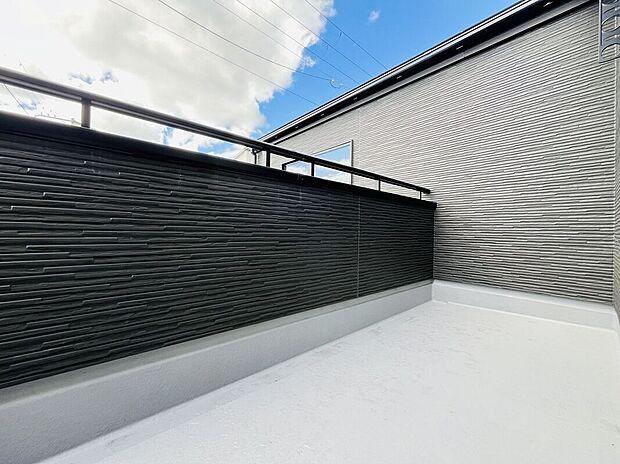 【バルコニー】日当たりの良いバルコニーは、お洗濯が多いときも安心!たくさん干してもカラっと乾きそうです!