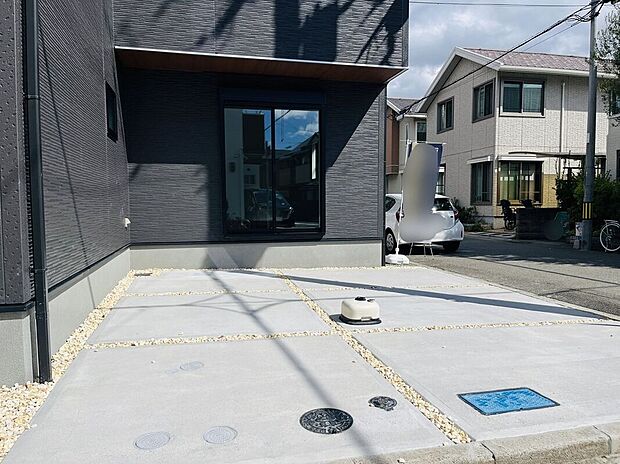 【駐車場】広々とした駐車場は、車の出し入れがスムーズで快適です。安心して利用できる環境が整っています。