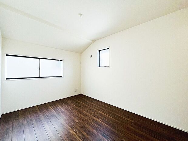 【リビング】LDKには大きな窓からたくさんの光が入り、明るく、開放的な空間を演出してくれます。お友達が遊びに来た時も自慢のリビングになりますね!