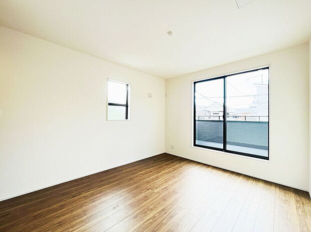 【子供部屋】寝室や子供部屋など用途多彩な明るい洋室!