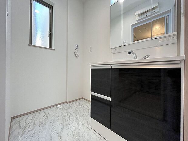 【洗面】ハンドシャワー付き洗面化粧台。曇り止めヒーター付きミラーの内側にはたっぷりの収納がついており、スタイリング剤や歯ブラシなどもたっぷり収納可能です!