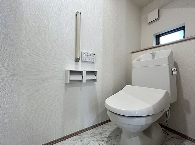【トイレ】トイレは1階と2階の2カ所に設置!階段を上り下りせずに使用できるので、高齢の方にも安心です!