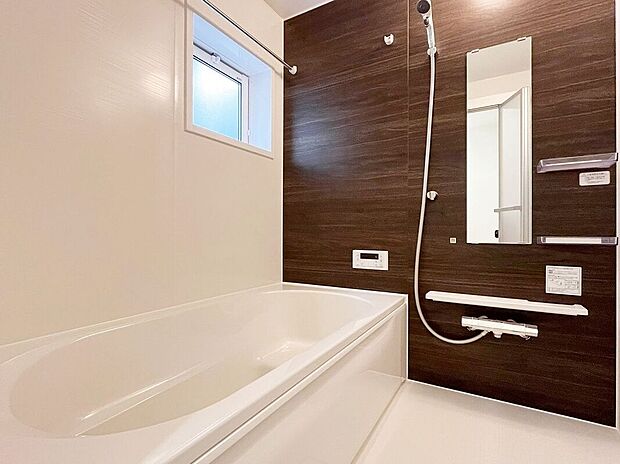 【バス】無駄を無くした新形状でしっかり節水。くつろぎの入り心地を実現した『らくエコ浴槽』を採用!床はクリーン床を採用しており、お風呂掃除が楽に行えます。