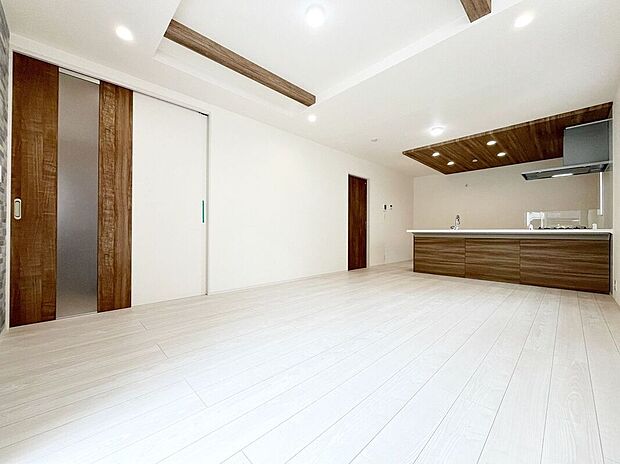 【リビング】天井の中央部分を周囲より一段高くとった折上天井です。開放感があり、部屋が広く感じます!