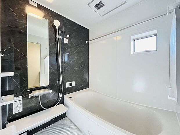 【バス】おしゃれなデザインのバスルームで、毎日のバスタイムが楽しみになります。快適な空間で、心地よいひとときを提供します。