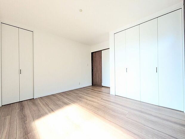 【子供部屋】寝室や子供部屋にぴったりなシンプル洋室でお部屋のコーディネートが楽しめますね。