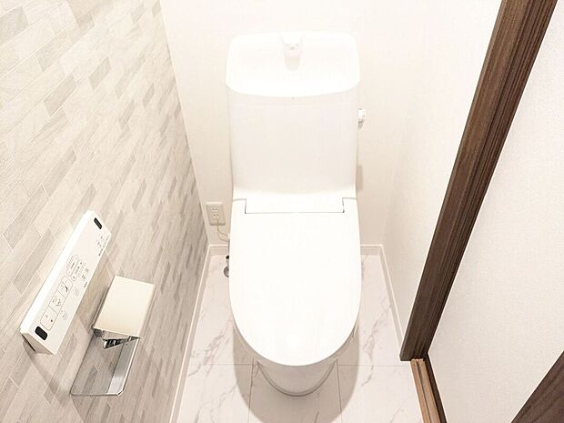 【トイレ】アクセントクロスで落ち着いた雰囲気を作り、清潔感あふれる空間を演出します。使いやすさにも配慮された操作パネルと、すっきりとしたデザインで、毎日の快適さをサポートします。