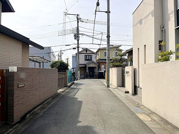 【前面道路含む外観】お家のご質問はお気軽にご相談下さい。
