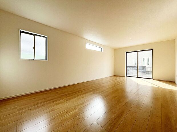 【リビング】窓が多いので、光を多く取り込んでお部屋を明るく保ちます。