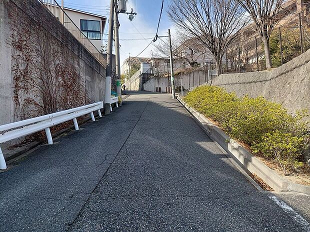 【前面道路含む外観】【現地前道】センチュリーグループにて全国規模の表彰経験多数あり！当社が自信をもってお客様にピッタリの物件をご提案いたします【不動産のプロにお任せください！】