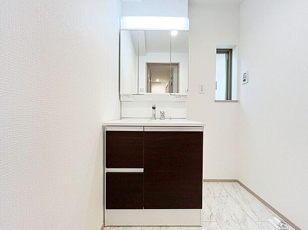 【洗面】ハンドシャワー付き洗面化粧台。曇り止めヒーター付きミラーの内側にはたっぷりの収納がついており、スタイリング剤や歯ブラシなどもたっぷり収納可能です！