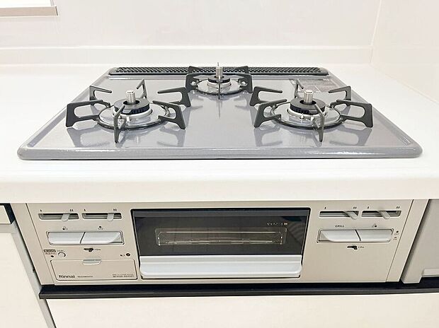 【その他設備】お手入れしやすい３口コンロ！お料理が楽しくなりそうですね