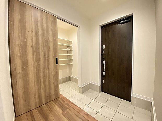 【同仕様画像 (その他内観)】\同仕様写真/玄関は収納も多くすっきりとした印象を与えます。色味もお家全体のテイストが反映されておりおしゃれです。