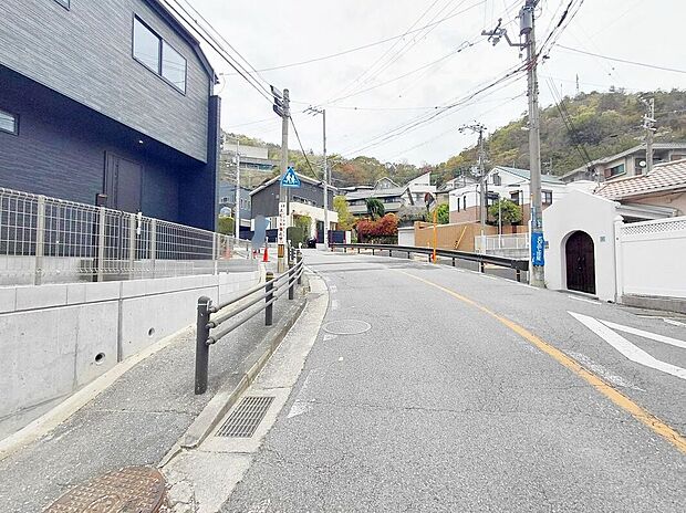 【前面道路含む外観】多様化する住まいのお悩みを当社へお気軽にご相談下さい