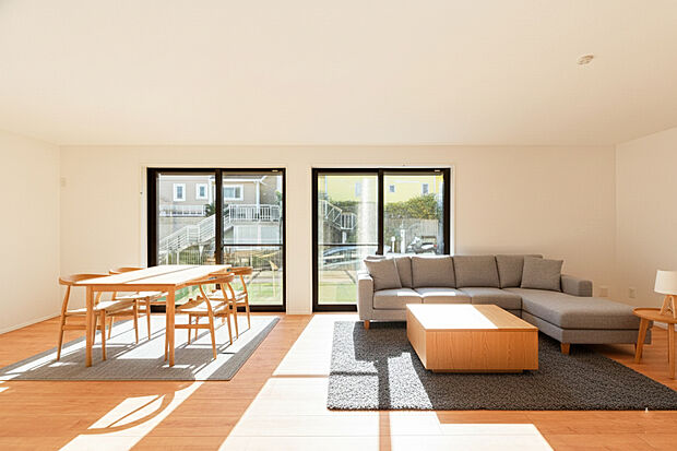 ☆☆ お庭を愉しむリビング空間 ☆☆
リビングからはお庭が綺麗に眺められます。
もちろん南向きで大変明るい空間だから自然と家族の笑みが・・・
家族が集まるリビングで大事な要素。
(*家具イメージCG)