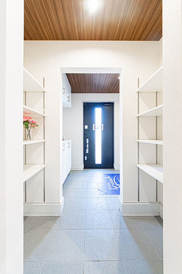 ☆☆　玄関のお供に　☆☆
ゴルフバッグ・ベビーカーなどを収納できるスペース「シューズクローク」
可動式の棚でブーツなどもすっきり収納♪
機能性だけでなく、玄関をお洒落に演出する付加価値の高いアイテム。