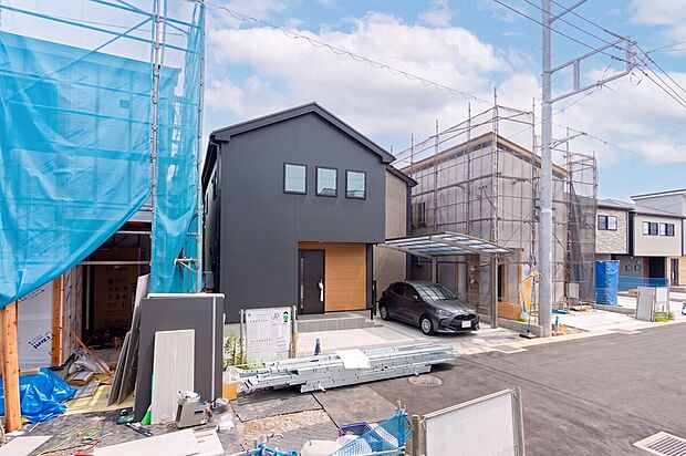☆☆マイホームの喜びを感じる☆☆
スタイリッシュなデザインに心満たされる。
憧れのマイホームに相応しい美しく映える外観です。
*カーポートと駐車されている車はCG加工です。価格には含まれておりません。