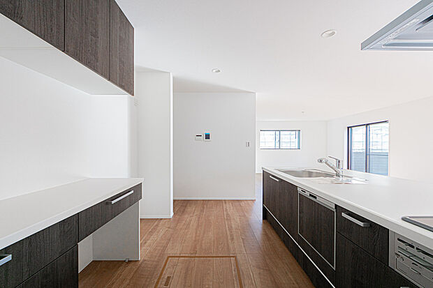 【☆☆ 奥様の聖地・カウンターキッチン ☆☆】導線を意識した収納豊富で使い勝手の良いカウンターキッチンは奥様にとって大切な空間。
カップボード・パントリーが備え付け♪