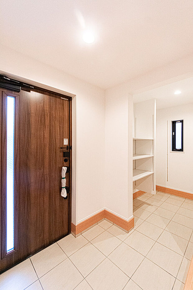 【☆☆ マイホームの顔として・・・ ☆☆】マイホームを持ち、帰宅する喜びを感じる瞬間は玄関から。
広々と、上質な空間が日々のモチベーションにもなる。
素敵な玄関フロアをご覧ください。