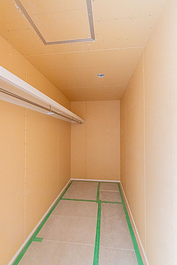 【☆☆　おしゃれだけでは、満足できない物がある　☆☆】おしゃれだけでは、ストレスフリーの家にならない。収納も満足だから、ストレスーフリーの家につながります。
奥様に人気が高く収納力のあるW.I.C付♪