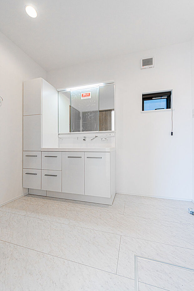 【☆☆広々洗面ルーム☆☆】1日の始まりや入浴前に必ず入る空間だからこそ、清潔感や広さが重要になる。
収納が多い洗面台・・洗濯機置場、導線を意識した使いやすい空間♪