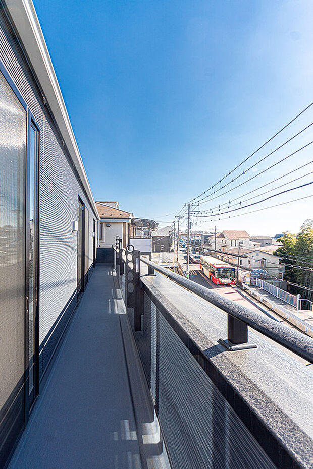 【☆☆ 南向きバルコニーの恵み ☆☆】南向き・2階部分3居室がバルコニー併設。
開放的な眺望・明るい陽ざしが最大のヒーリング効果。
今まで気づくことが少なかった青空が一層キレイに感じられる余裕♪