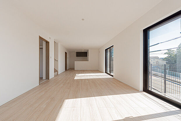 【☆☆ 家族全員が空間を共有する ☆☆】カウンターキッチンの前にはダイニングテーブルを。奥の空間にはソファーを。
皆で過ごす空間が目に浮かんでくるようなやさしいリビングです。