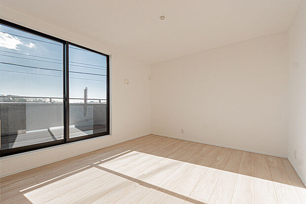 【☆☆ 陽の恵み、大切さ ☆☆】爽やかな陽ざしを感じられる日当たりの良い寝室。
元気な一日のスタートにも大切な日当たり。
大切にしたい陽の恵み。