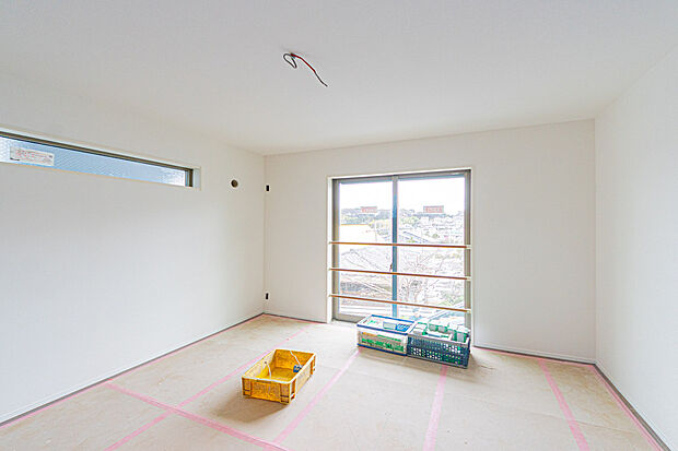 【☆☆ 「最高」の空間に「採光」の良さ ☆☆】開放感と日当たりの良さに恵まれたリビング空間。
のびのび子育て、ストレスのない生活、明るい家族。
これも、室内の広さと陽の入り方に大きく左右される要素。