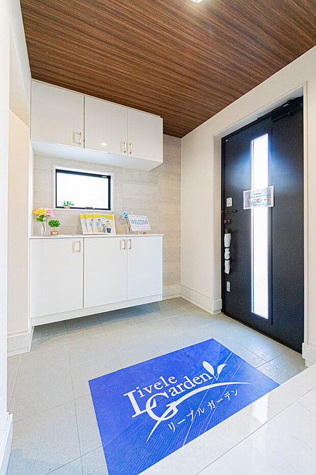 【☆☆　マイホームの顔として・・・　☆☆】マイホームを持ち、帰宅する喜びを感じる瞬間は玄関から。
広々と、上質な空間が日々のモチベーションにもなる。
素敵な玄関フロアをご覧ください。