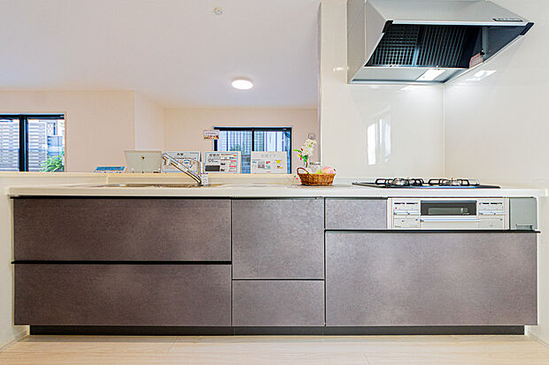 【☆☆ 全体を見渡せる安心感 ☆☆】◎家族の会話が弾む奥様に人気の高いオープンカウンターキッチン
◎料理しながらお子様の様子の確認ができ移動しやすい広いキッチンスペースは奥様にとって安心感の高い住まい。