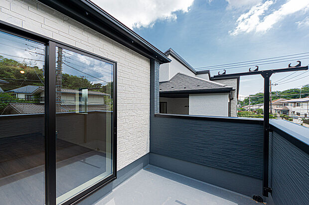【☆☆　導線を意識して。。　☆☆】2部屋・2箇所にバルコニー設置。
南向きの明るい陽ざしが最大のヒーリング効果。