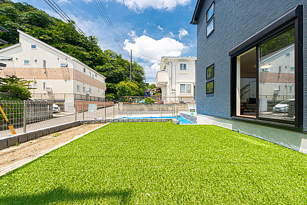 【☆☆　お庭がある楽しみ　☆☆】家の南側に大きなお庭がある幸せ。
趣味のガーデニングや家庭菜園も明るいお庭だからこそ楽しめる。
完成したお庭をリビングから眺める時間は至福の時間。