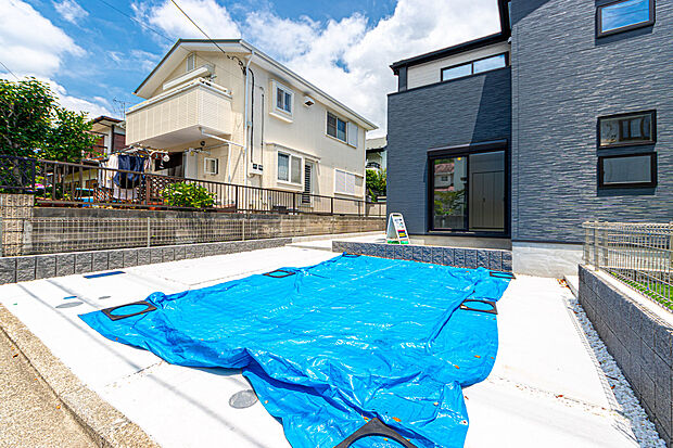 【☆☆　ゆったりカースペース　☆☆】ゆとりの並列のカースペース2台分。お車はもちろん、自転車やバイクも余裕をもって駐車可能。