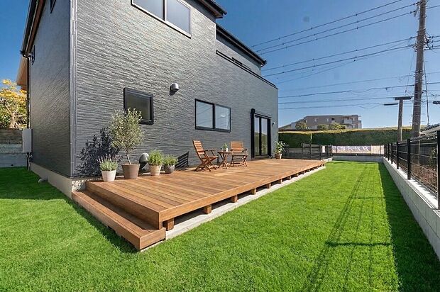 「憧れのガーデンライフ」
碧空とガーデンライフが可能な日々の暮らしを豊かに彩ります。
（画像のウッドデッキや芝生、植栽や屋外用家具等はCGによるイメージ画像です）