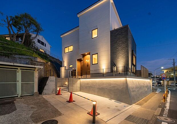 「威風堂々とした素敵な佇まい」
どの角度から眺めても、所有感が満たされる理想的で素敵な住まい。
※画像の夜景風景、植栽、間接照明はAIによるイメージ画像で実際とは異なります。