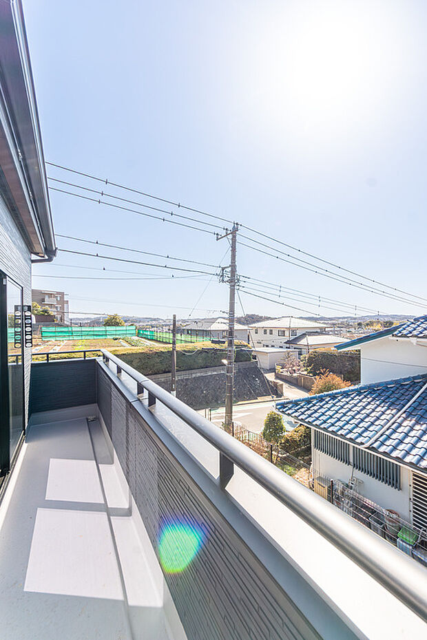 【「明るいバルコニー」】陽だまりのバルコニーで洗濯物もふかふか。家族の笑顔が広がる、心地よい暮らしが待っています。