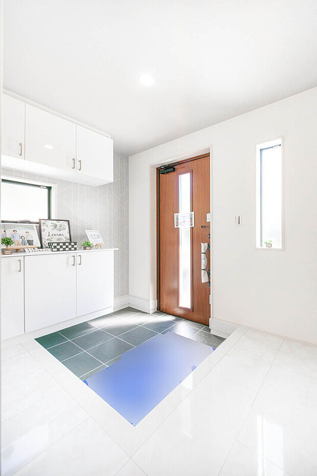 【「スタイリッシュな玄関」】お出かけの時。家に帰ってきたとき。
このスタイリッシュな玄関に癒されます。
