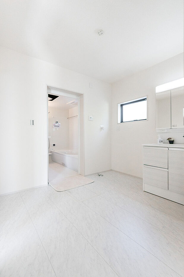 【「白を基調とした清潔感ある洗面台」】清潔感あふれるワイドな洗面化粧台。家事動線を考慮した機能的な配置で、忙しい朝の時間もスムーズに支度ができる快適な空間。