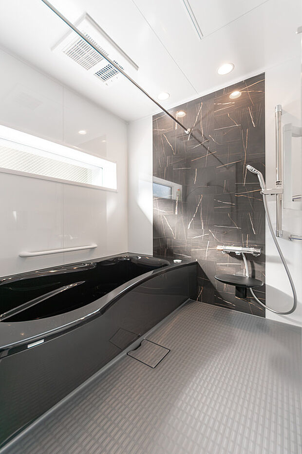 【「疲れを癒す空間」】ゆったりとした浴槽で、お子様との楽しいバスタイムを。明るく清潔感あふれる空間に笑顔が弾けます。親子の絆を深める大切な時間をここで過ごしませんか。