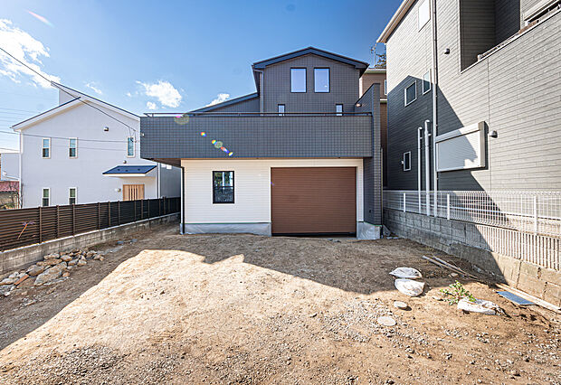 【「憧れのガレージハウス」】車やバイクを守りつつ生活動線を快適にし、趣味空間としても使え暮らしを広げる魅力ある住まい。