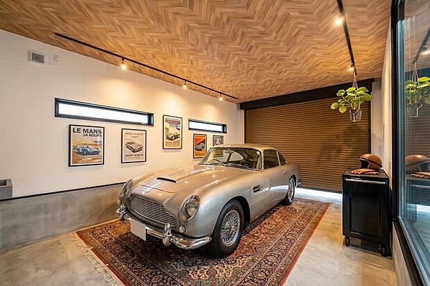 【「愛車と暮らす。ガレージが生活の中心になる家。」】※AI処理による画像編集をもとにしたイメージ画像です。実際には車、家具等は置かれておりません。