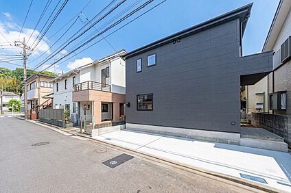 「街並みに溶け込むシンプルなデザイン」